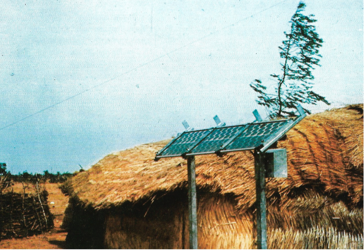 Figure 7 : Photographie du panneau solaire d’un téléviseur scolaire au Niger en 1968. Source : Brochure RTC La Radiotechnique-Compelec, Cellules solaires, op. cit., 25.