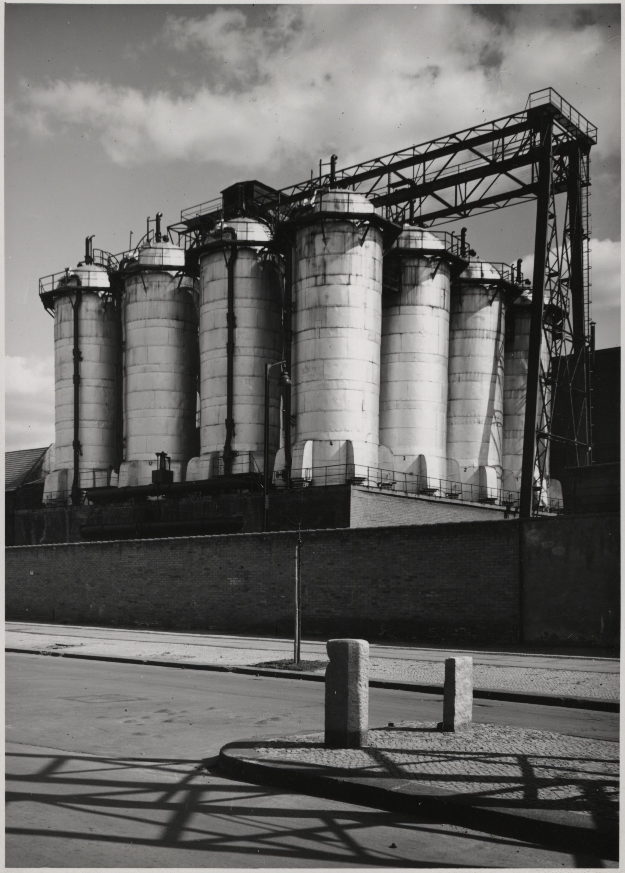 Figure 2. The Ruths steam storage facility, built in 1929 (pictured in 1952 and 2018). Sources: Landesarchiv Berlin (LAB) F Rep. 290 (07), no. 0019330, photo by Willi Nitschke, 8 April 1952. Photo by Timothy Moss, 2018.