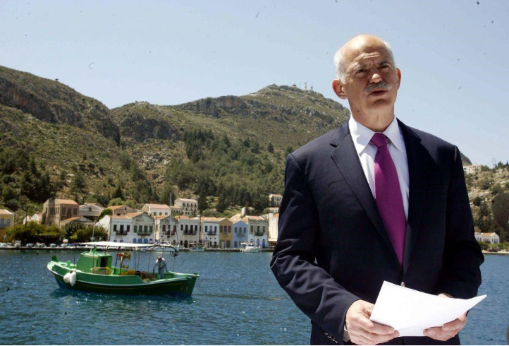 Figure 4: 23 April 2010. Greek Prime Minister George Papandreou announces the Greek bankruptcy from the frontier island of Kastellorizo. Source: Nikos Giannopoulos, “Καστελόριζο: 12 χρόνια από το διάγγελμα Παπανδρέου και από την έναρξη του μνημονιακού ζόφου” [Kastelorizo: 12 years since Papandreou’s proclamation and the beginning of the Memorandum gloom], News247, 23/4/2022. Url: https:// www.news247.gr/politiki/kastelorizo-12-chronia- diaggelma-papandreoy-apo-enarxi-mnimoniakoy- zofoy.9607291.html (accessed 17/3/2023).